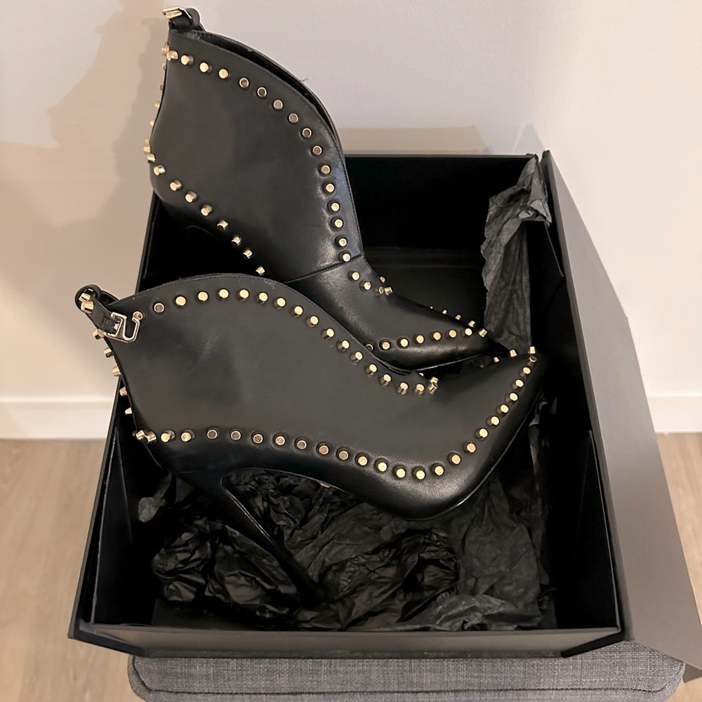@Iamjenniferle Devyn booties with gold studs 😍 Never worn!